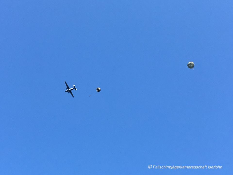 Tag der Fallschirmjäger 2018 Fallschirme am Himmel