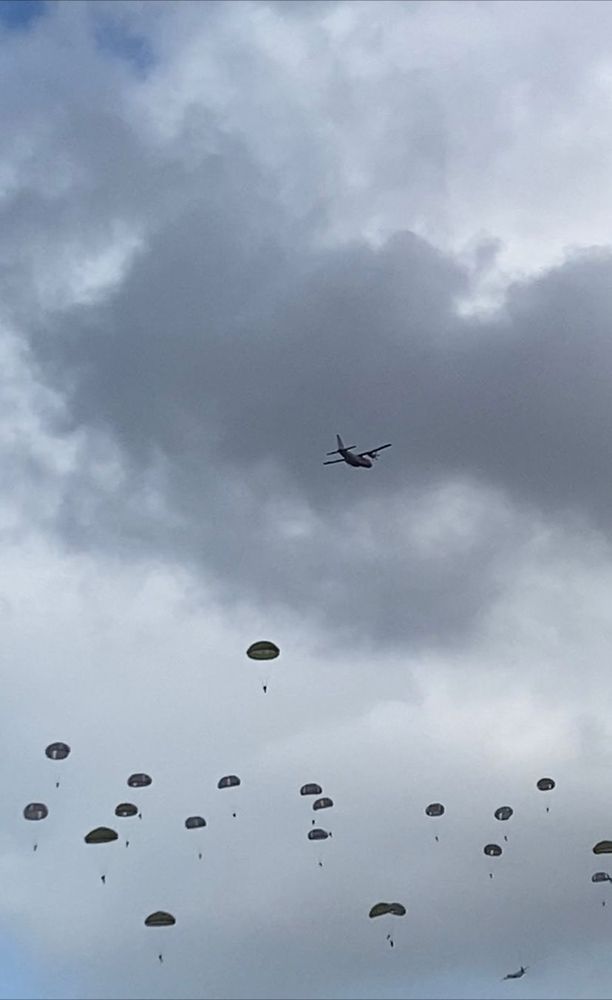 Fallschirmjäger am Himmel über Ede-Arnheim